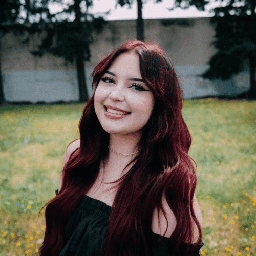 Portrait of Hannah Wade, a professional stylist at Hair Lounge, showcasing their expertise and style.